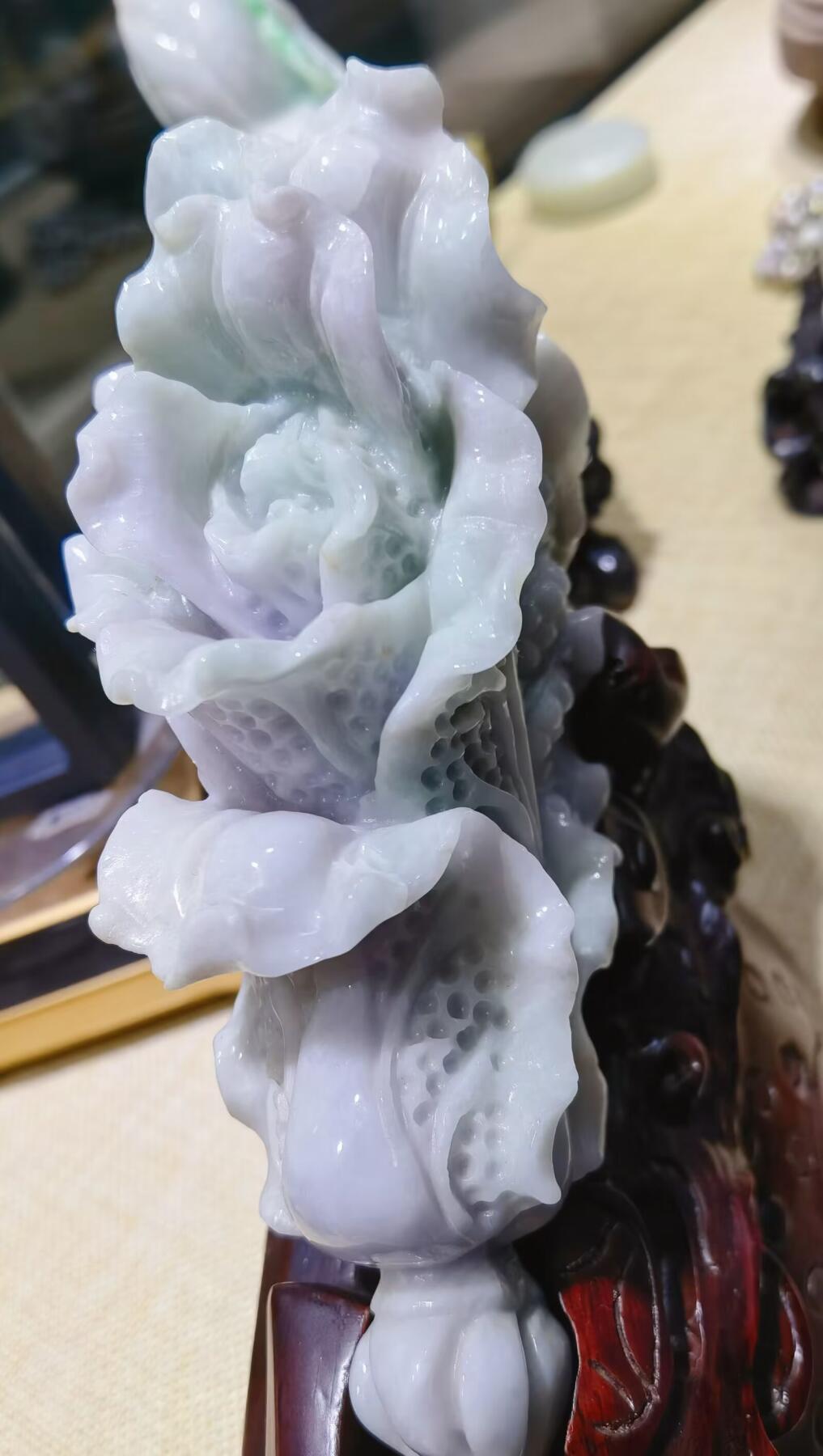 A货翡翠春带彩双色白菜摆件，尺寸含底座:15cm*13cm白菜因其名称谐音“遇百财”而被赋予招财纳福、富贵清白的寓意。附国检证书！