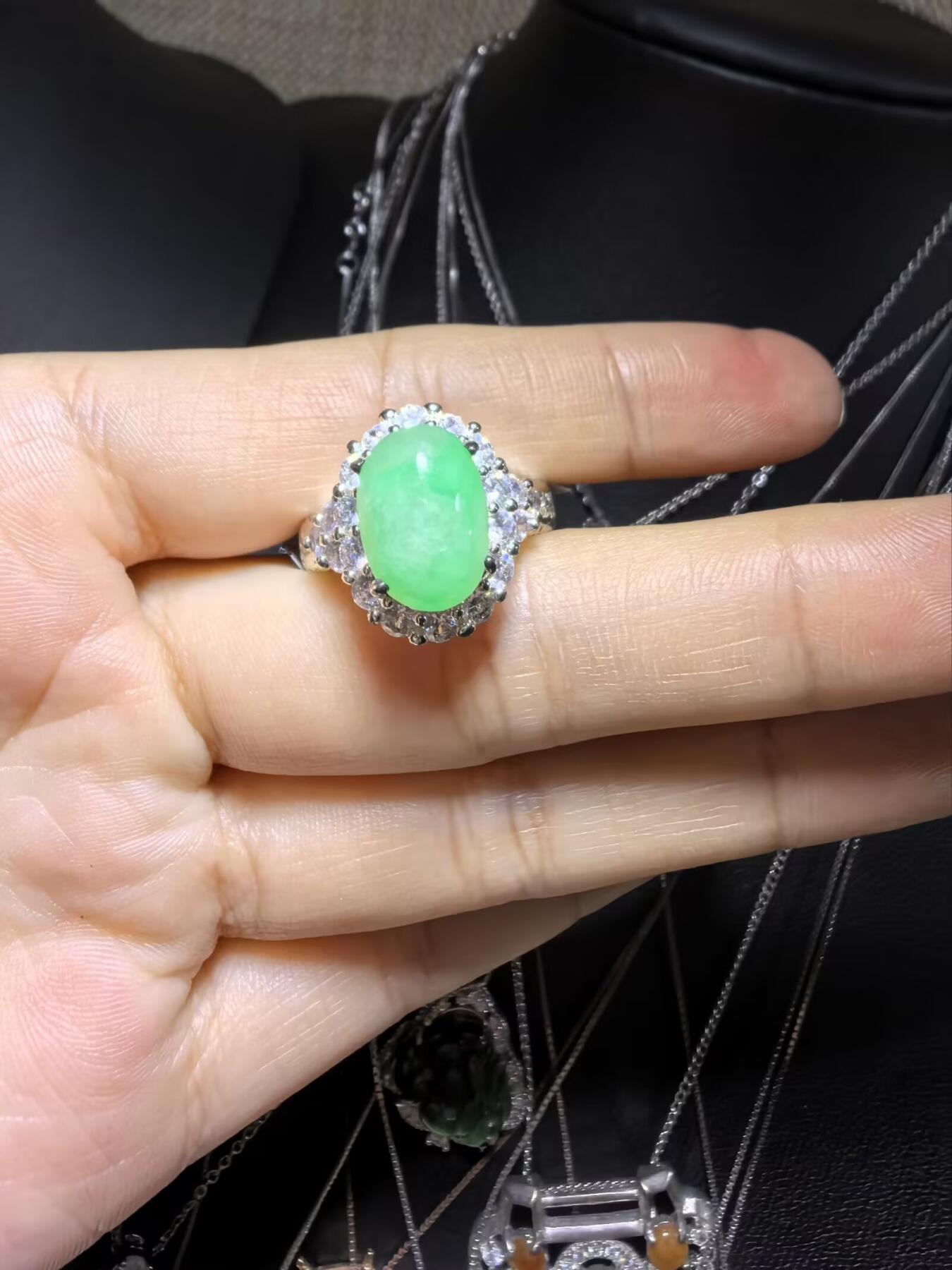 纯天然A货缅甸翡翠阳绿戒面戒指女款，佩戴清新脱俗，色泽明艳，清爽干净。（铜托只为突显戒面展示效果可代镶金）裸石尺寸：1.2cm*0.9cm。实物实拍，支持复检。