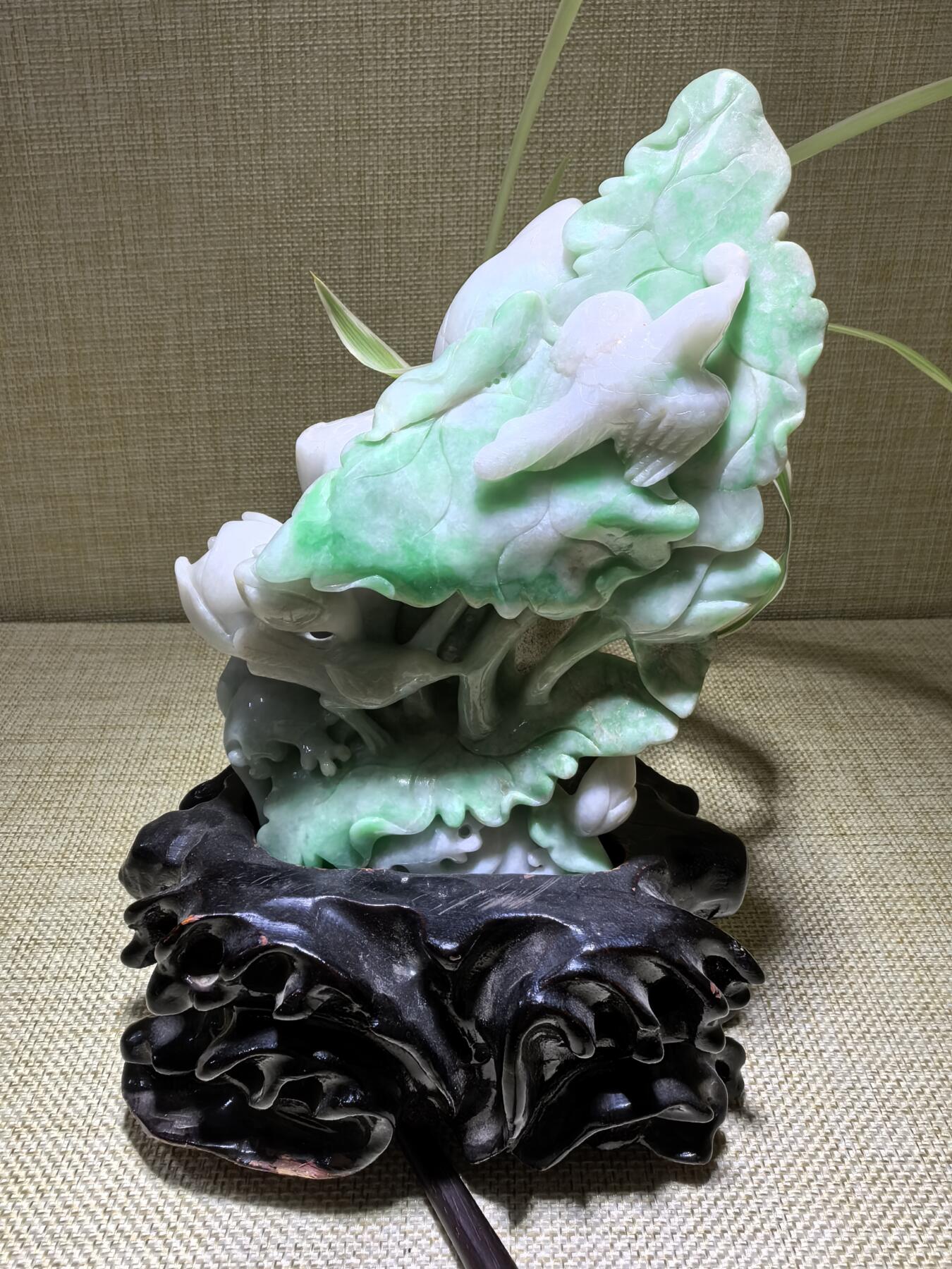 纯天然A货翡翠合家欢喜摆件，双面精雕细刻，色泽鲜艳夺目，寓意吉祥。含底座尺寸：高：18cm宽11cm。