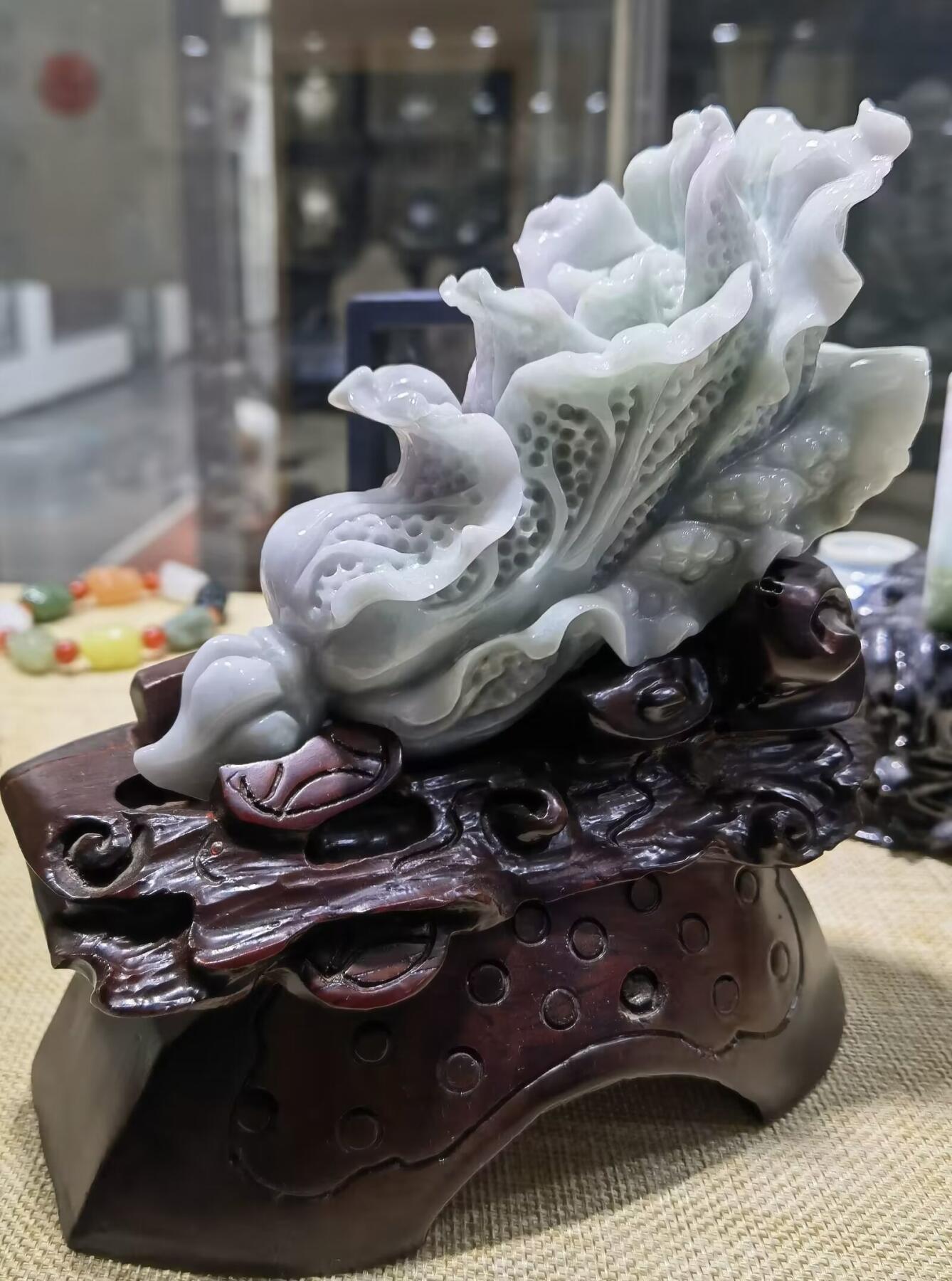 A货翡翠春带彩双色白菜摆件，尺寸含底座:15cm*13cm白菜因其名称谐音“遇百财”而被赋予招财纳福、富贵清白的寓意。附国检证书！