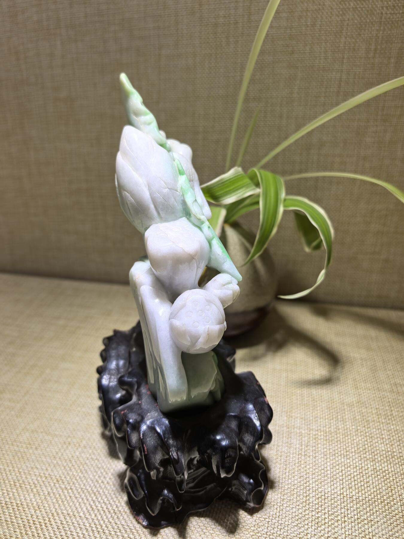 纯天然A货翡翠合家欢喜摆件，双面精雕细刻，色泽鲜艳夺目，寓意吉祥。含底座尺寸：高：18cm宽11cm。