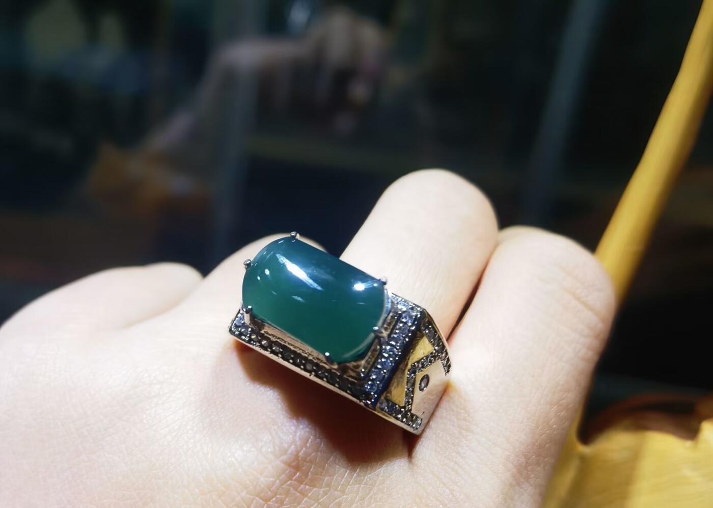 湖水蓝马鞍男戒水润十足，无杂无裂，低调内敛，干净漂亮！裸石尺寸:15mm*9mm圈口:22纯银镶嵌