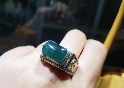 湖水蓝马鞍男戒水润十足，无杂无裂，低调内敛，干净漂亮！裸石尺寸:15mm*9mm圈口:22纯银镶嵌