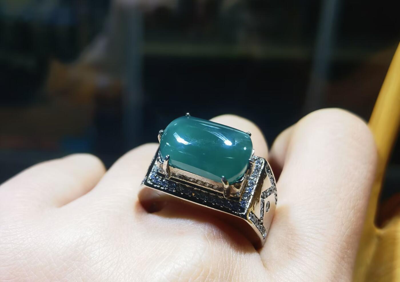 湖水蓝马鞍男戒水润十足，无杂无裂，低调内敛，干净漂亮！裸石尺寸:15mm*9mm圈口:22纯银镶嵌