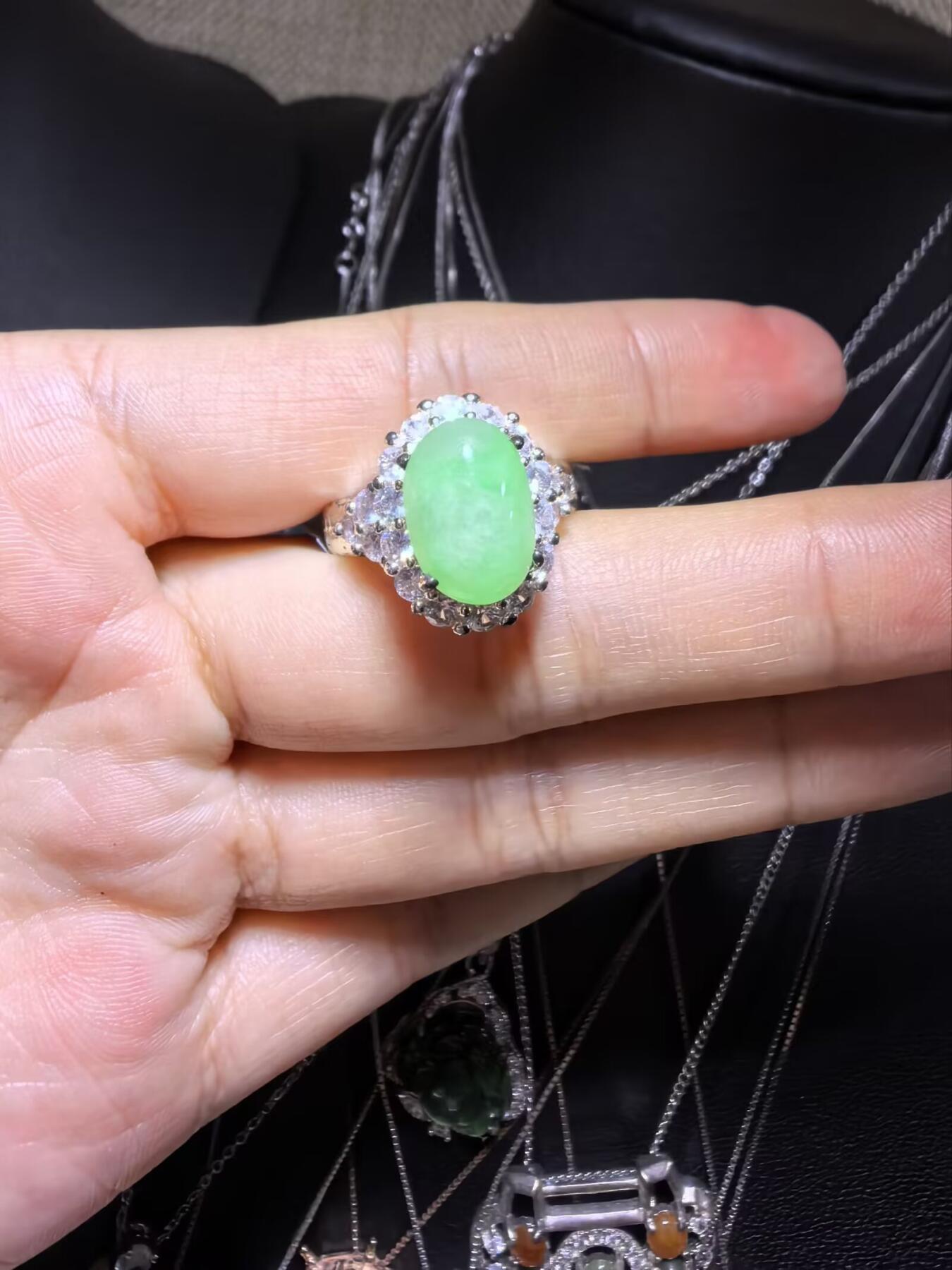 纯天然A货缅甸翡翠阳绿戒面戒指女款，佩戴清新脱俗，色泽明艳，清爽干净。（铜托只为突显戒面展示效果可代镶金）裸石尺寸：1.2cm*0.9cm。实物实拍，支持复检。