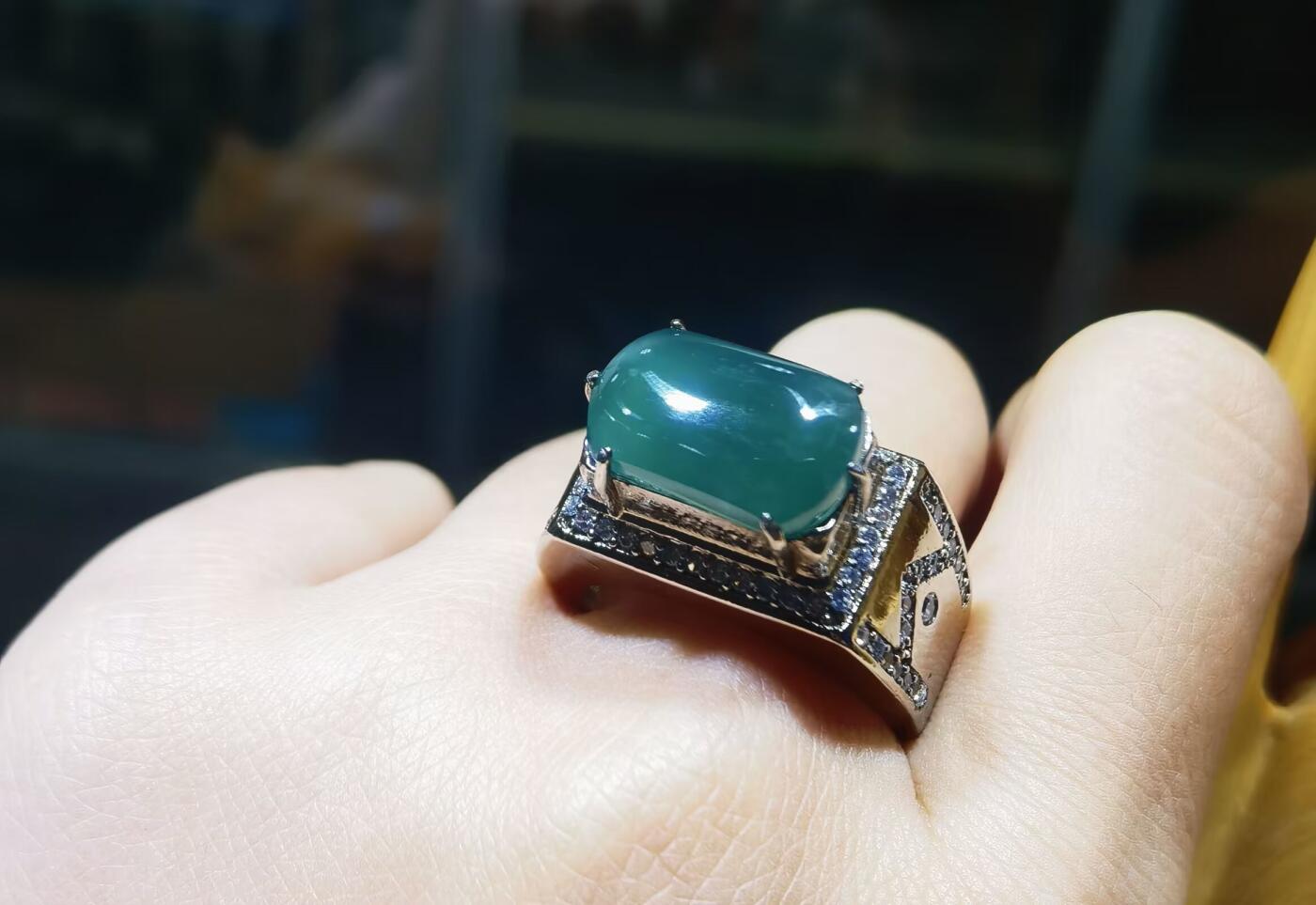 湖水蓝马鞍男戒水润十足，无杂无裂，低调内敛，干净漂亮！裸石尺寸:15mm*9mm圈口:22纯银镶嵌