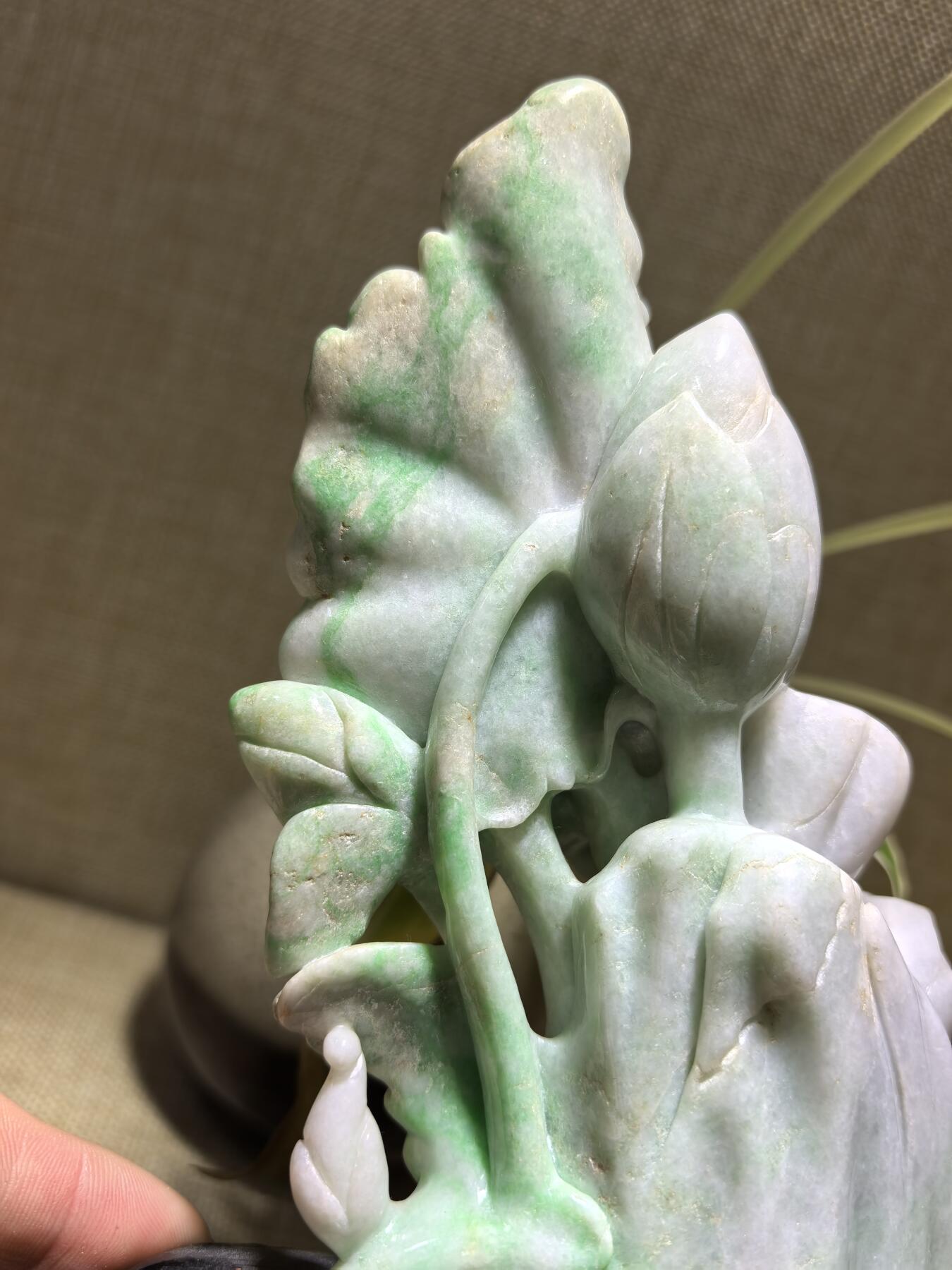 纯天然A货翡翠合家欢喜摆件，双面精雕细刻，色泽鲜艳夺目，寓意吉祥。含底座尺寸：高：18cm宽11cm。