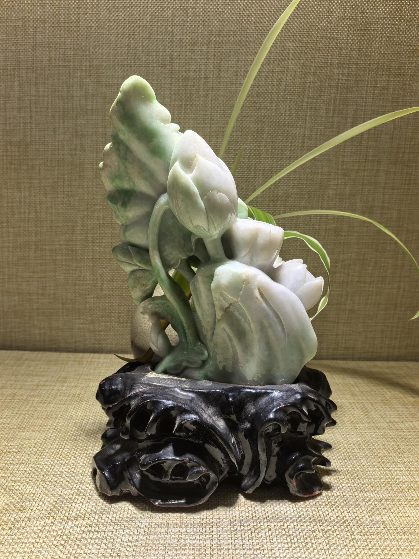 纯天然A货翡翠合家欢喜摆件，双面精雕细刻，色泽鲜艳夺目，寓意吉祥。含底座尺寸：高：18cm宽11cm。