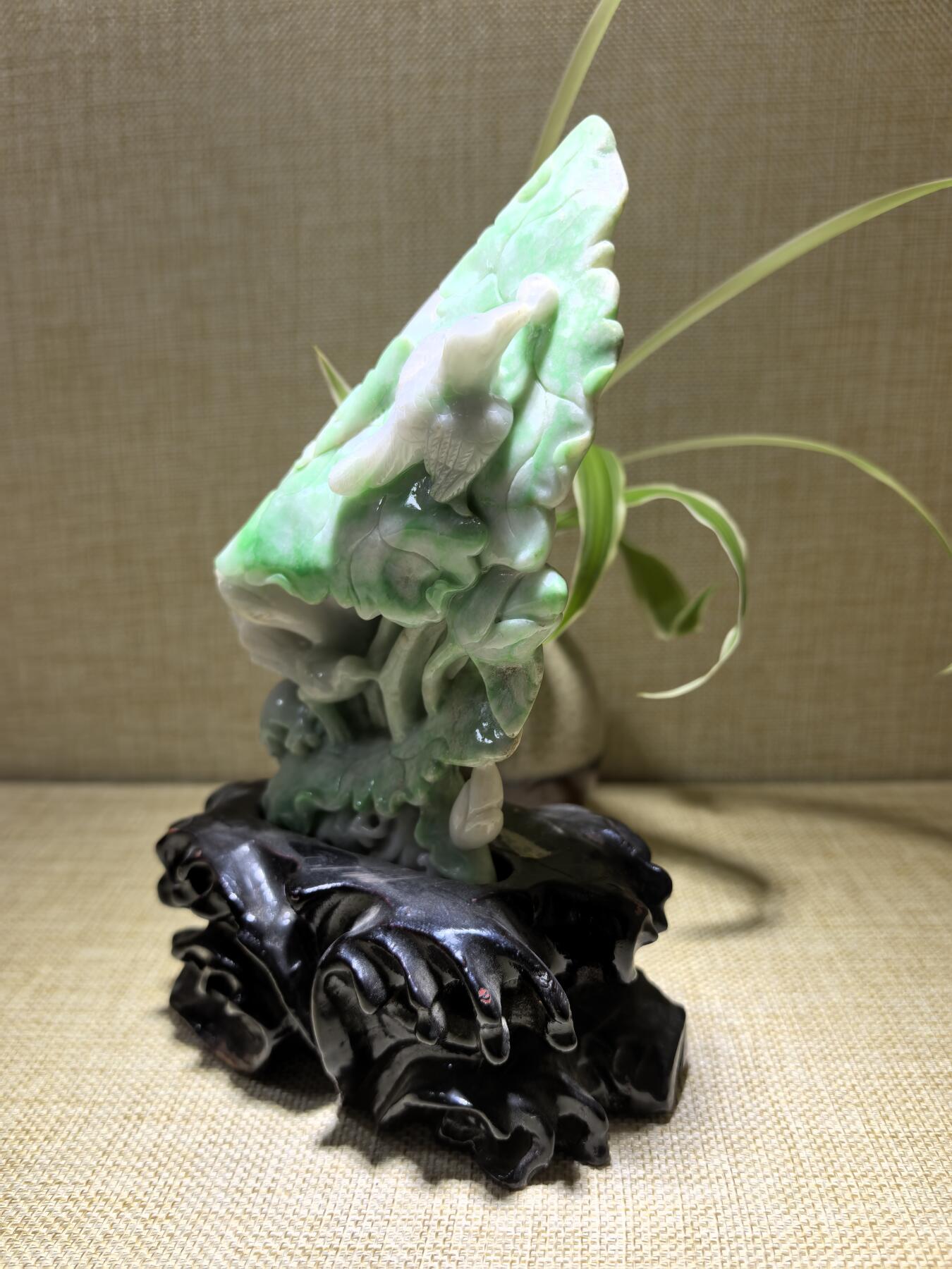 纯天然A货翡翠合家欢喜摆件，双面精雕细刻，色泽鲜艳夺目，寓意吉祥。含底座尺寸：高：18cm宽11cm。