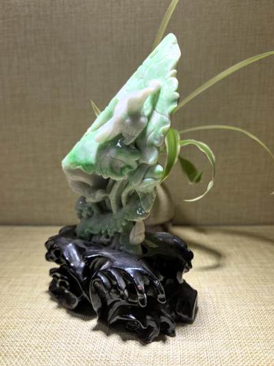 纯天然A货翡翠合家欢喜摆件，双面精雕细刻，色泽鲜艳夺目，寓意吉祥。含底座尺寸：高：18cm宽11cm。