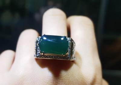 湖水蓝马鞍男戒水润十足，无杂无裂，低调内敛，干净漂亮！裸石尺寸:15mm*9mm圈口:22纯银镶嵌