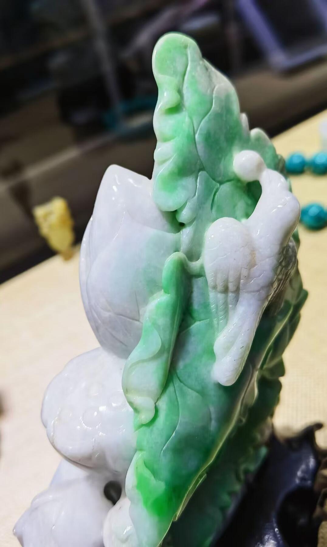 纯天然A货翡翠合家欢喜摆件，双面精雕细刻，色泽鲜艳夺目，寓意吉祥。含底座尺寸：高：18cm宽11cm。