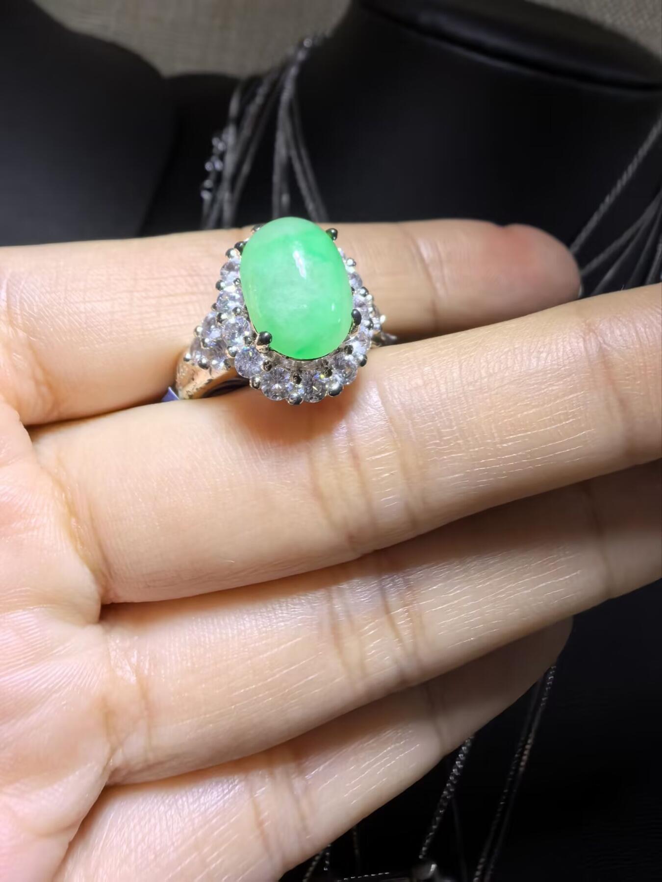 纯天然A货缅甸翡翠阳绿戒面戒指女款，佩戴清新脱俗，色泽明艳，清爽干净。（铜托只为突显戒面展示效果可代镶金）裸石尺寸：1.2cm*0.9cm。实物实拍，支持复检。