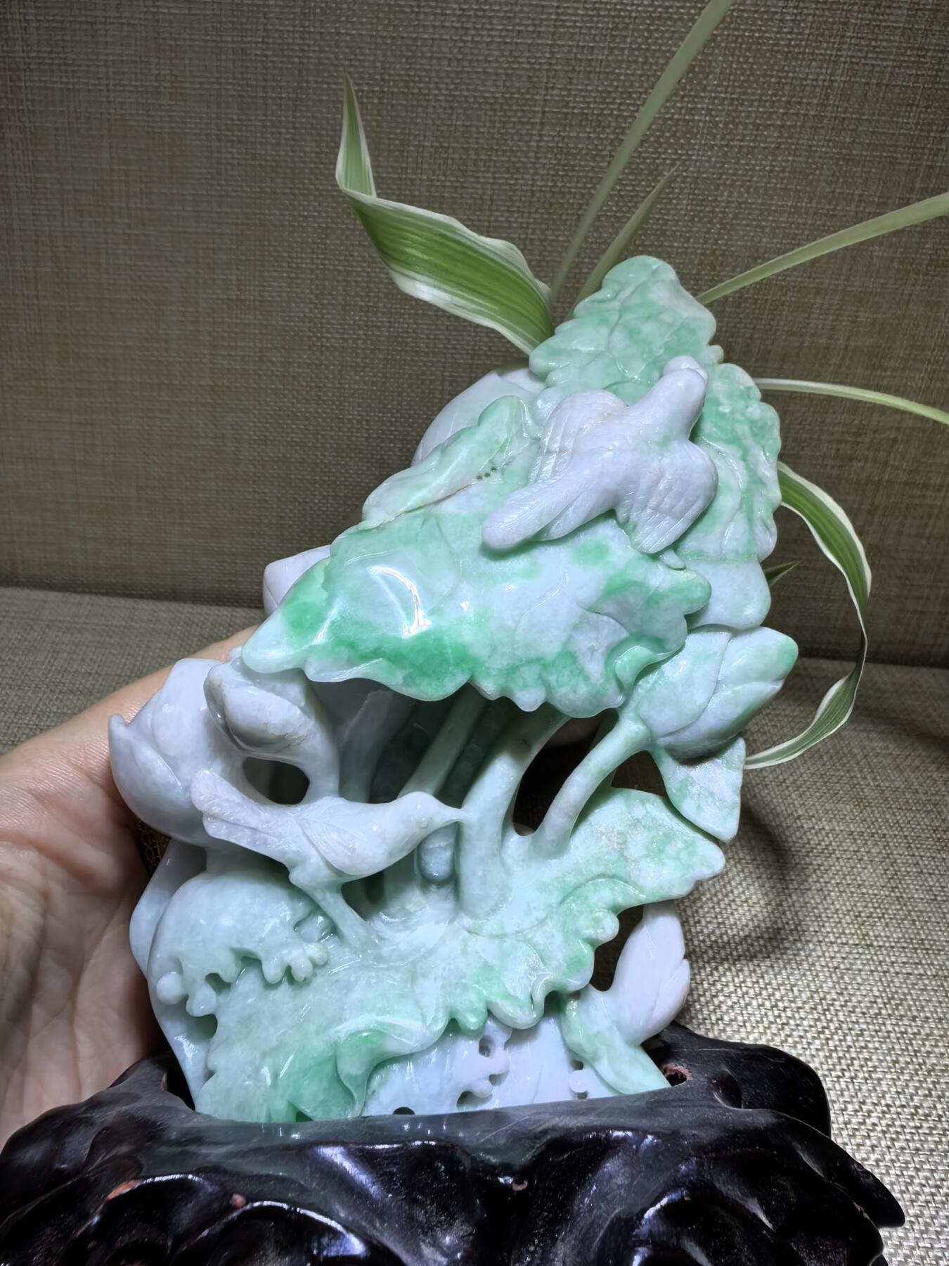 纯天然A货翡翠合家欢喜摆件，双面精雕细刻，色泽鲜艳夺目，寓意吉祥。含底座尺寸：高：18cm宽11cm。