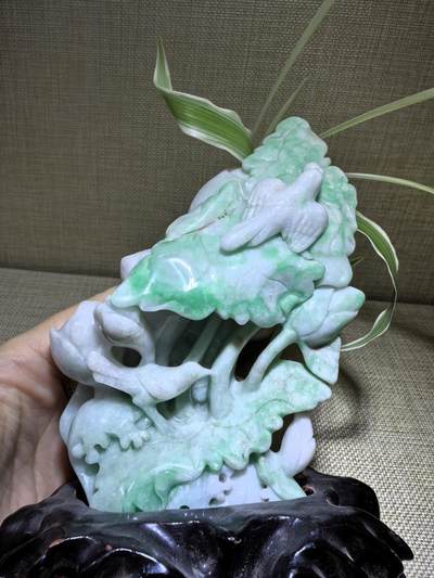 纯天然A货翡翠合家欢喜摆件，双面精雕细刻，色泽鲜艳夺目，寓意吉祥。含底座尺寸：高：18cm宽11cm。