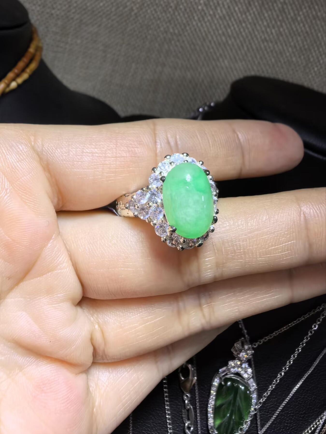 纯天然A货缅甸翡翠阳绿戒面戒指女款，佩戴清新脱俗，色泽明艳，清爽干净。（铜托只为突显戒面展示效果可代镶金）裸石尺寸：1.2cm*0.9cm。实物实拍，支持复检。