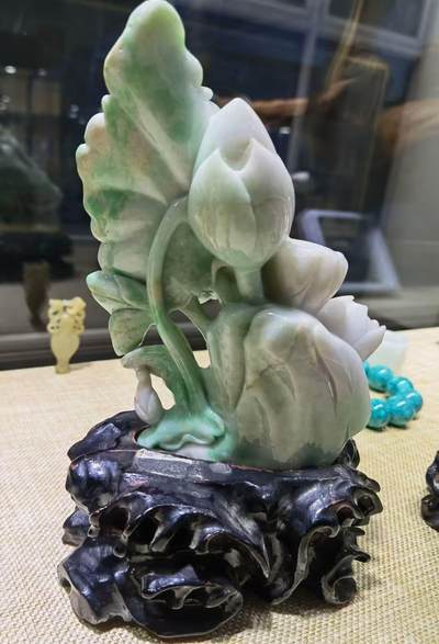 纯天然A货翡翠合家欢喜摆件，双面精雕细刻，色泽鲜艳夺目，寓意吉祥。含底座尺寸：高：18cm宽11cm。