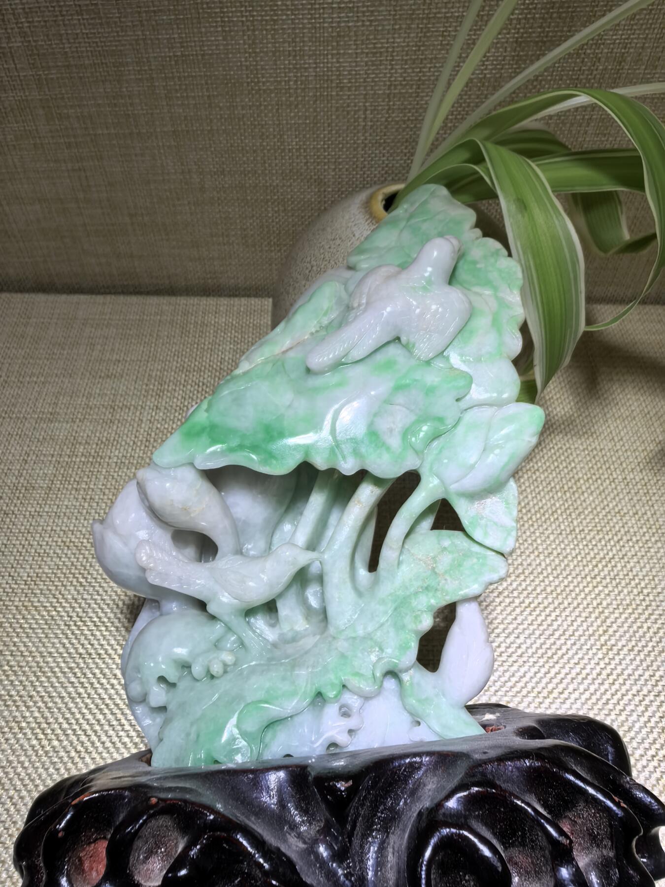 纯天然A货翡翠合家欢喜摆件，双面精雕细刻，色泽鲜艳夺目，寓意吉祥。含底座尺寸：高：18cm宽11cm。