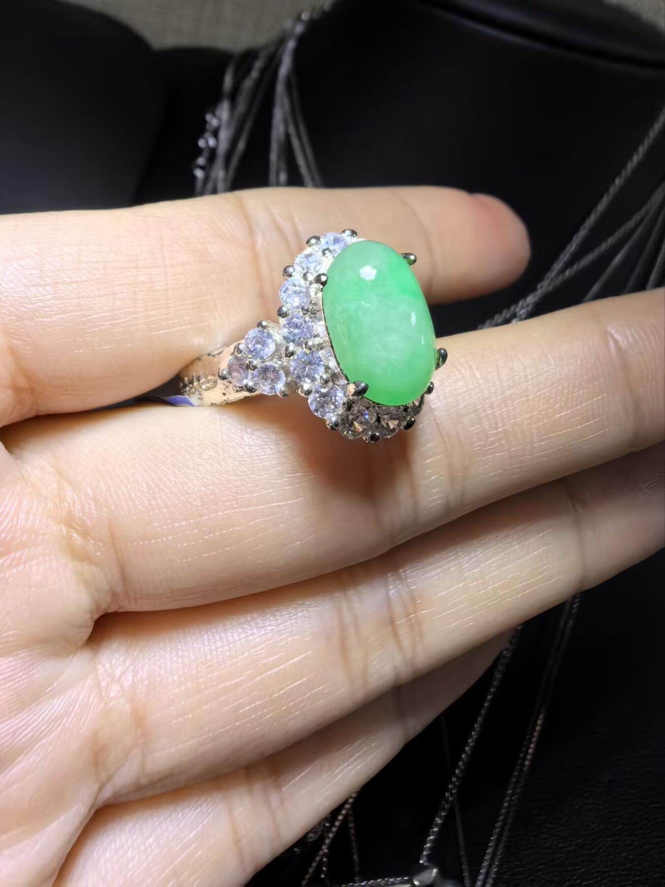 纯天然A货缅甸翡翠阳绿戒面戒指女款，佩戴清新脱俗，色泽明艳，清爽干净。（铜托只为突显戒面展示效果可代镶金）裸石尺寸：1.2cm*0.9cm。实物实拍，支持复检。