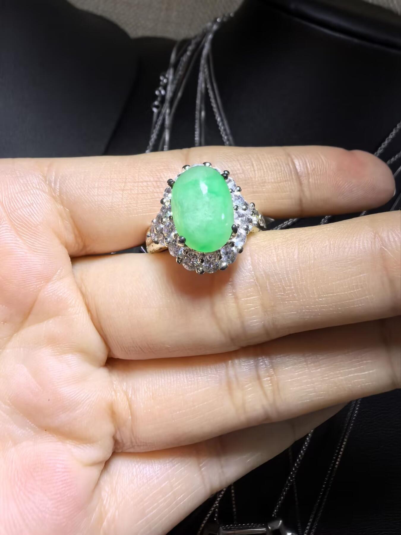 纯天然A货缅甸翡翠阳绿戒面戒指女款，佩戴清新脱俗，色泽明艳，清爽干净。（铜托只为突显戒面展示效果可代镶金）裸石尺寸：1.2cm*0.9cm。实物实拍，支持复检。