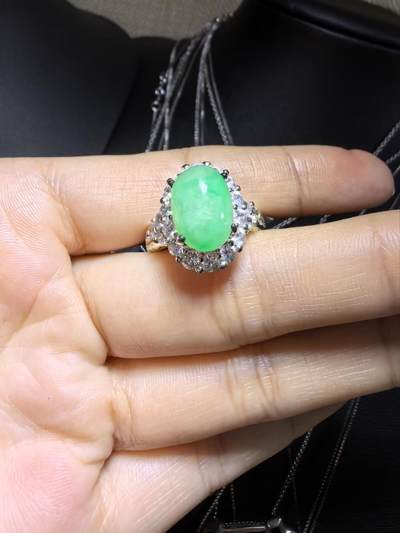 纯天然A货缅甸翡翠阳绿戒面戒指女款，佩戴清新脱俗，色泽明艳，清爽干净。（铜托只为突显戒面展示效果可代镶金）裸石尺寸：1.2cm*0.9cm。实物实拍，支持复检。