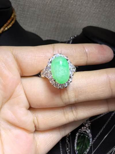 纯天然A货缅甸翡翠阳绿戒面戒指女款，佩戴清新脱俗，色泽明艳，清爽干净。（铜托只为突显戒面展示效果可代镶金）裸石尺寸：1.2cm*0.9cm。实物实拍，支持复检。