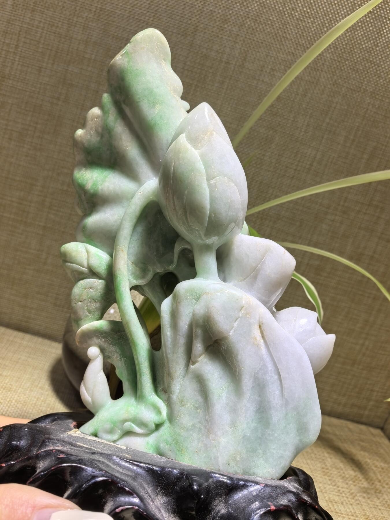 纯天然A货翡翠合家欢喜摆件，双面精雕细刻，色泽鲜艳夺目，寓意吉祥。含底座尺寸：高：18cm宽11cm。