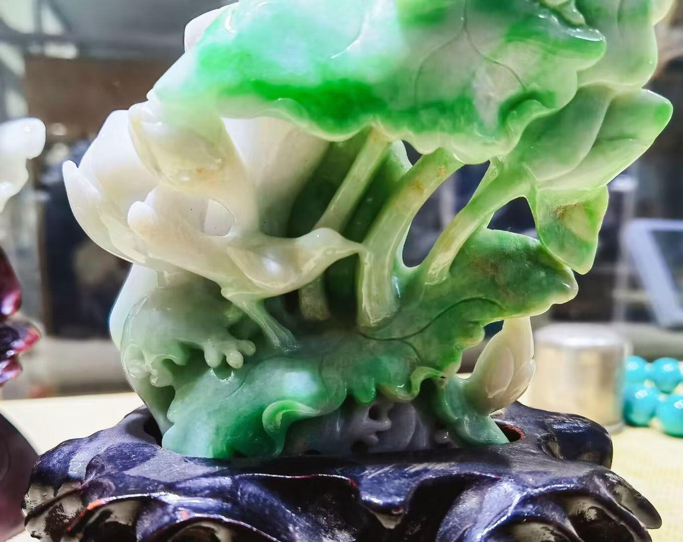 纯天然A货翡翠合家欢喜摆件，双面精雕细刻，色泽鲜艳夺目，寓意吉祥。含底座尺寸：高：18cm宽11cm。