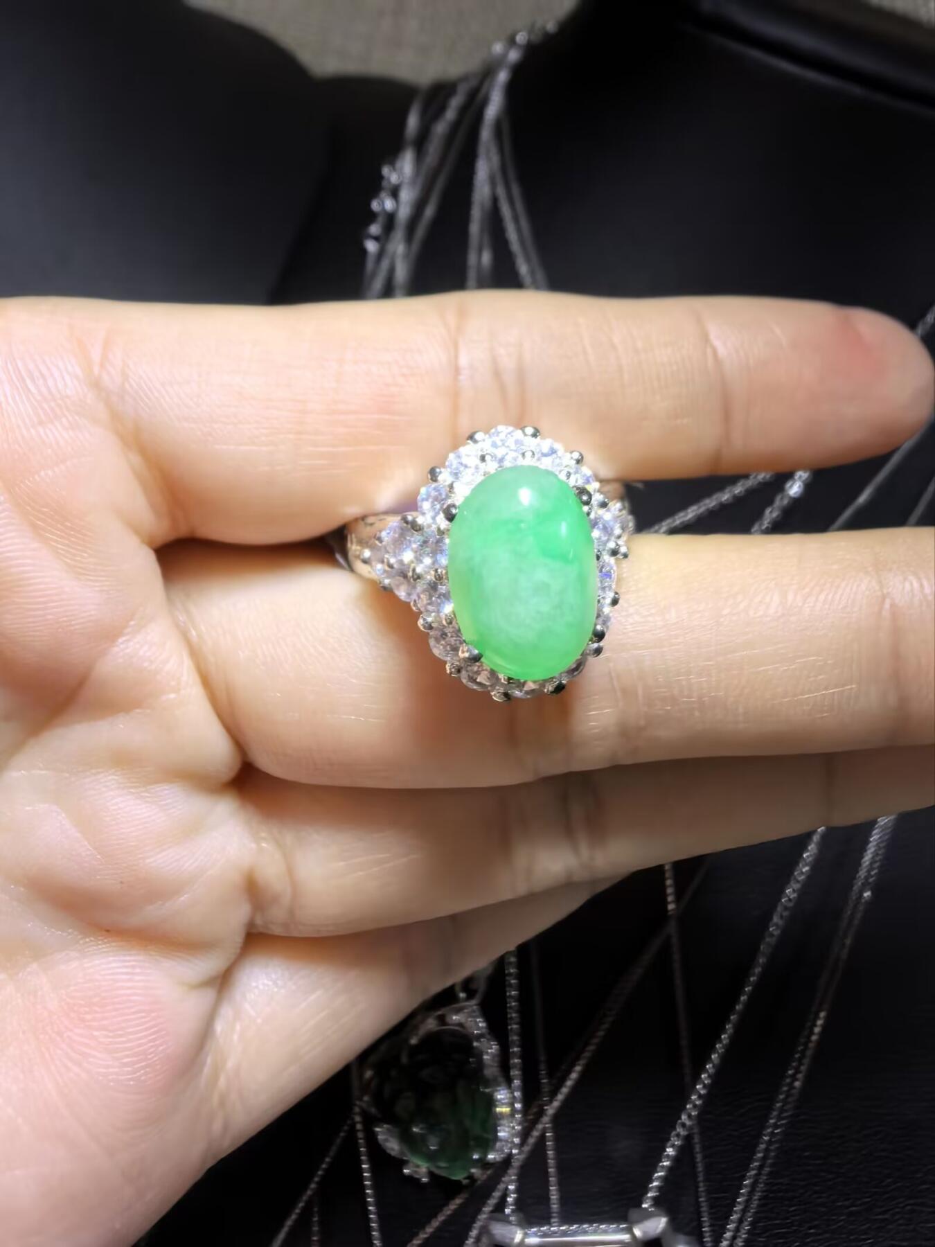 纯天然A货缅甸翡翠阳绿戒面戒指女款，佩戴清新脱俗，色泽明艳，清爽干净。（铜托只为突显戒面展示效果可代镶金）裸石尺寸：1.2cm*0.9cm。实物实拍，支持复检。