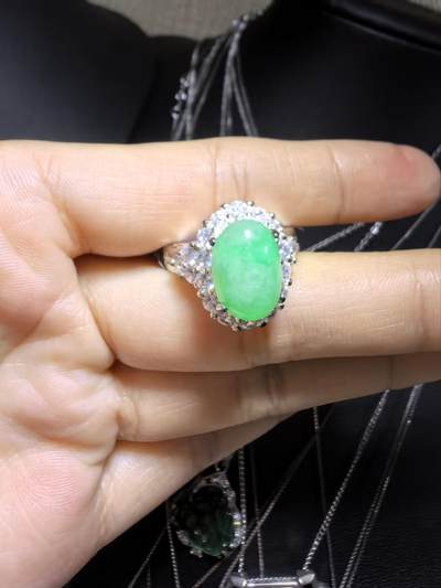 纯天然A货缅甸翡翠阳绿戒面戒指女款，佩戴清新脱俗，色泽明艳，清爽干净。（铜托只为突显戒面展示效果可代镶金）裸石尺寸：1.2cm*0.9cm。实物实拍，支持复检。