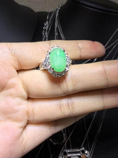 纯天然A货缅甸翡翠阳绿戒面戒指女款，佩戴清新脱俗，色泽明艳，清爽干净。（铜托只为突显戒面展示效果可代镶金）裸石尺寸：1.2cm*0.9cm。实物实拍，支持复检。