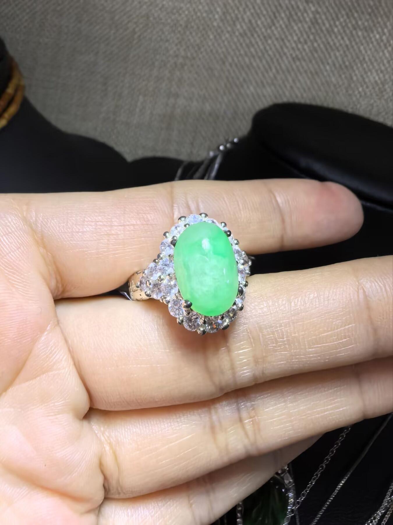 纯天然A货缅甸翡翠阳绿戒面戒指女款，佩戴清新脱俗，色泽明艳，清爽干净。（铜托只为突显戒面展示效果可代镶金）裸石尺寸：1.2cm*0.9cm。实物实拍，支持复检。