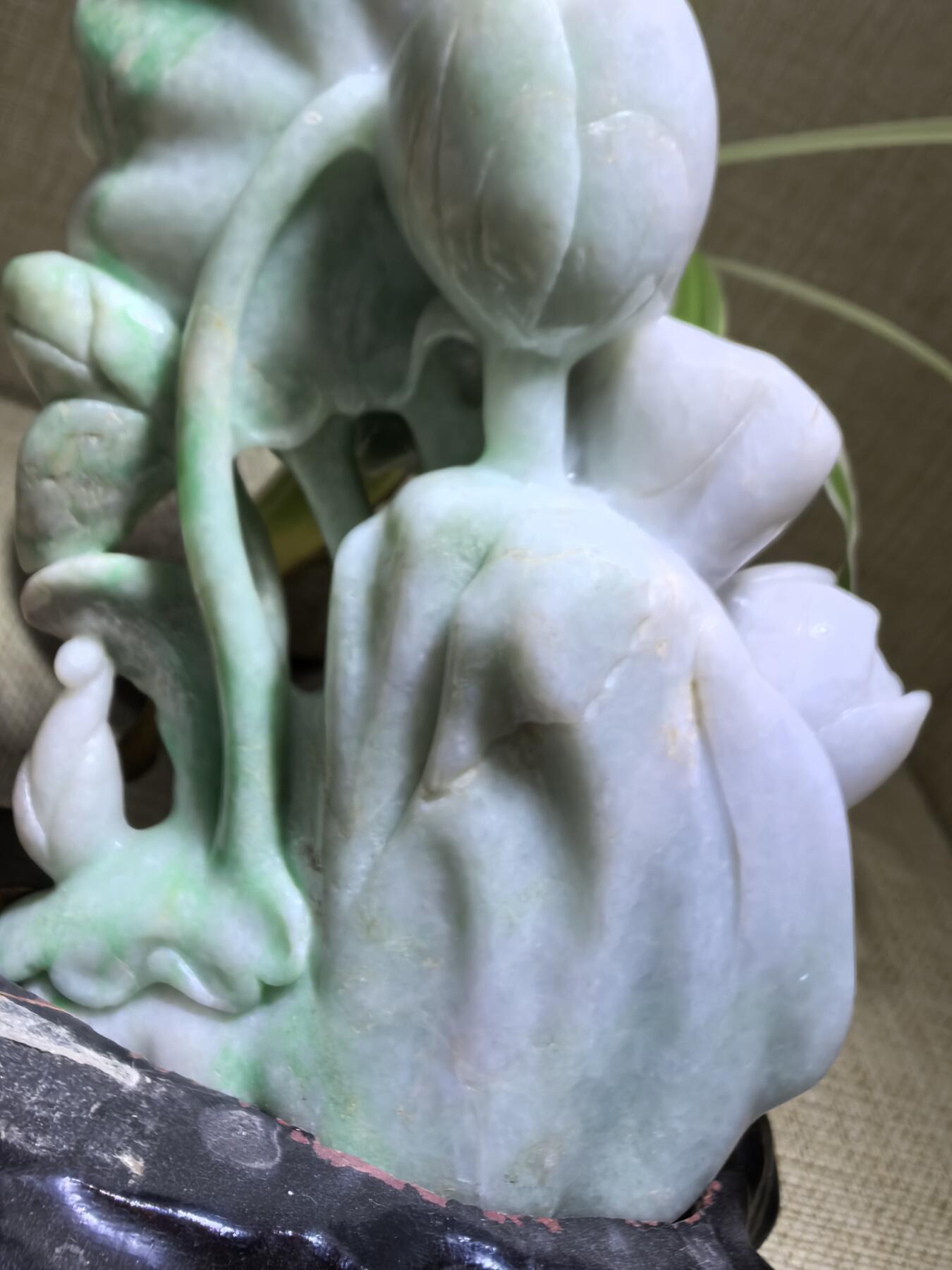 纯天然A货翡翠合家欢喜摆件，双面精雕细刻，色泽鲜艳夺目，寓意吉祥。含底座尺寸：高：18cm宽11cm。