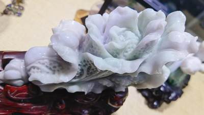 A货翡翠春带彩双色白菜摆件，尺寸含底座:15cm*13cm白菜因其名称谐音“遇百财”而被赋予招财纳福、富贵清白的寓意。附国检证书！