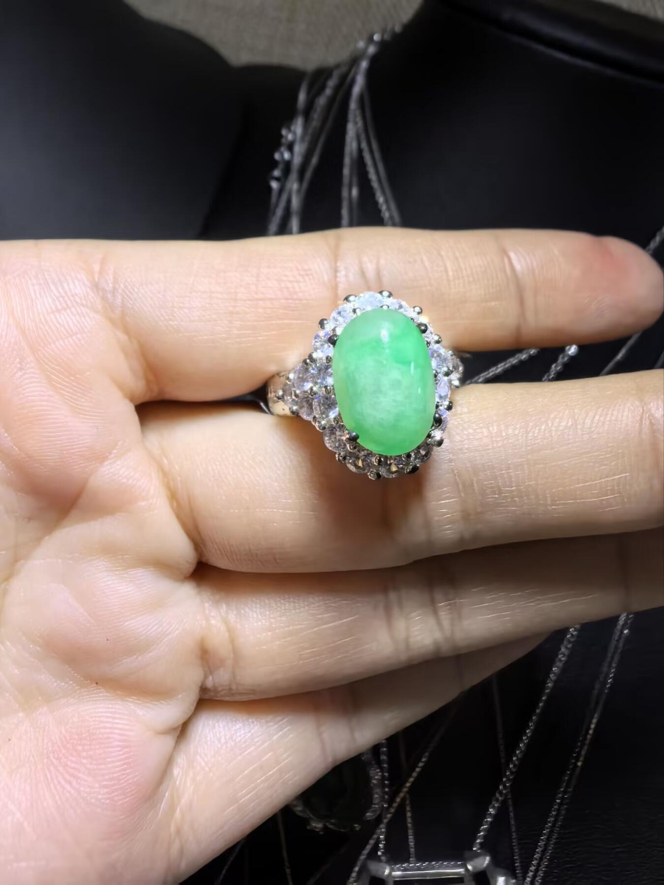 纯天然A货缅甸翡翠阳绿戒面戒指女款，佩戴清新脱俗，色泽明艳，清爽干净。（铜托只为突显戒面展示效果可代镶金）裸石尺寸：1.2cm*0.9cm。实物实拍，支持复检。