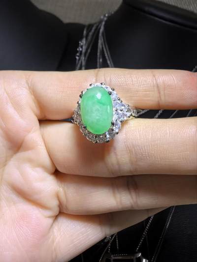 纯天然A货缅甸翡翠阳绿戒面戒指女款，佩戴清新脱俗，色泽明艳，清爽干净。（铜托只为突显戒面展示效果可代镶金）裸石尺寸：1.2cm*0.9cm。实物实拍，支持复检。