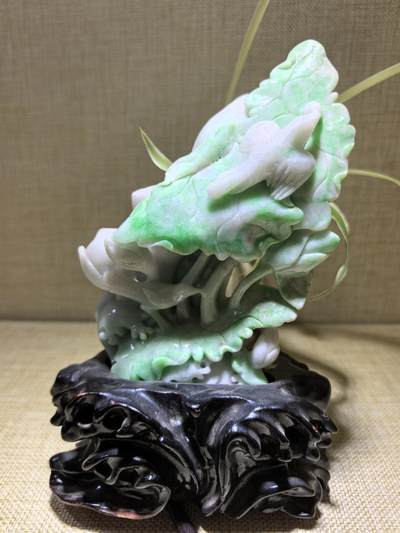 纯天然A货翡翠合家欢喜摆件，双面精雕细刻，色泽鲜艳夺目，寓意吉祥。含底座尺寸：高：18cm宽11cm。