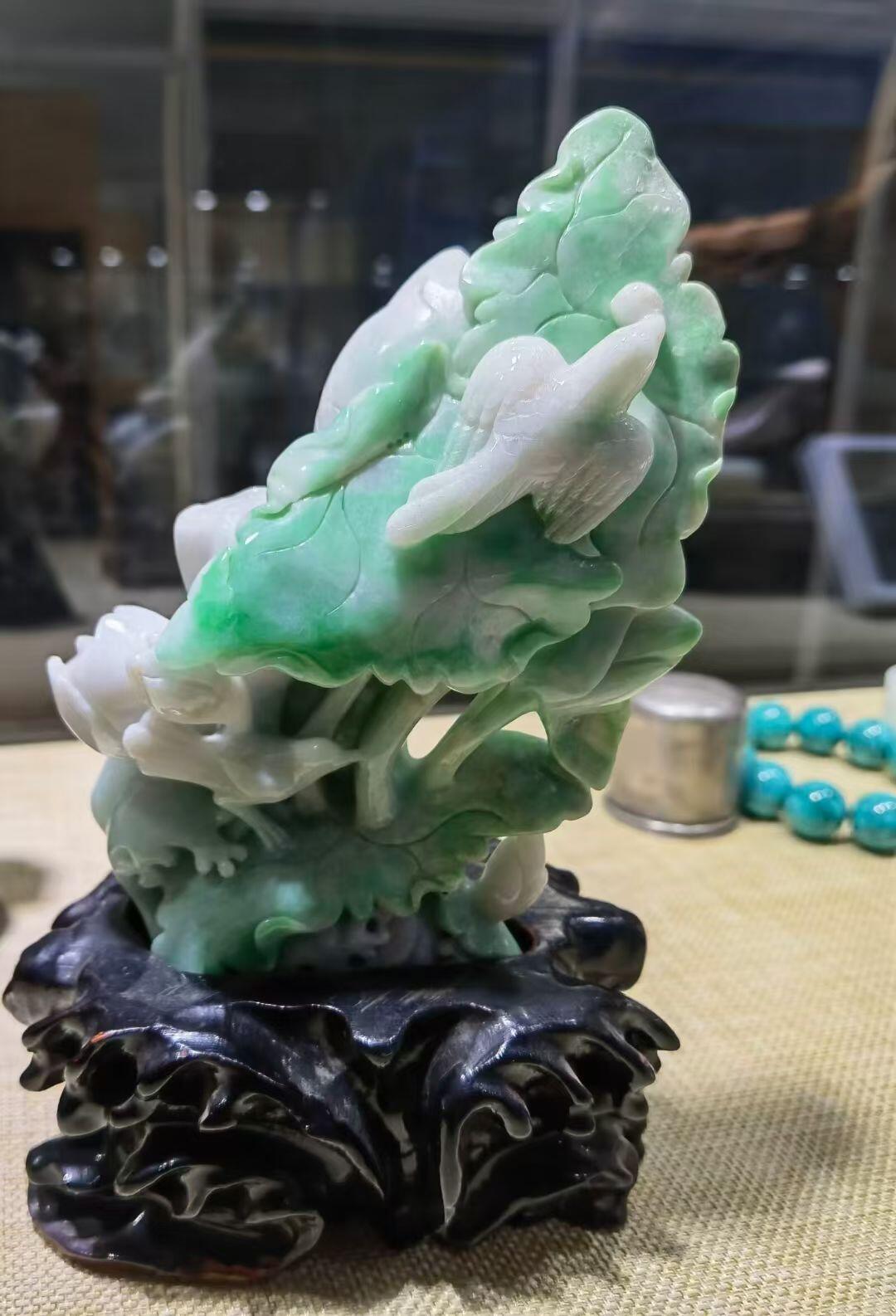 纯天然A货翡翠合家欢喜摆件，双面精雕细刻，色泽鲜艳夺目，寓意吉祥。含底座尺寸：高：18cm宽11cm。