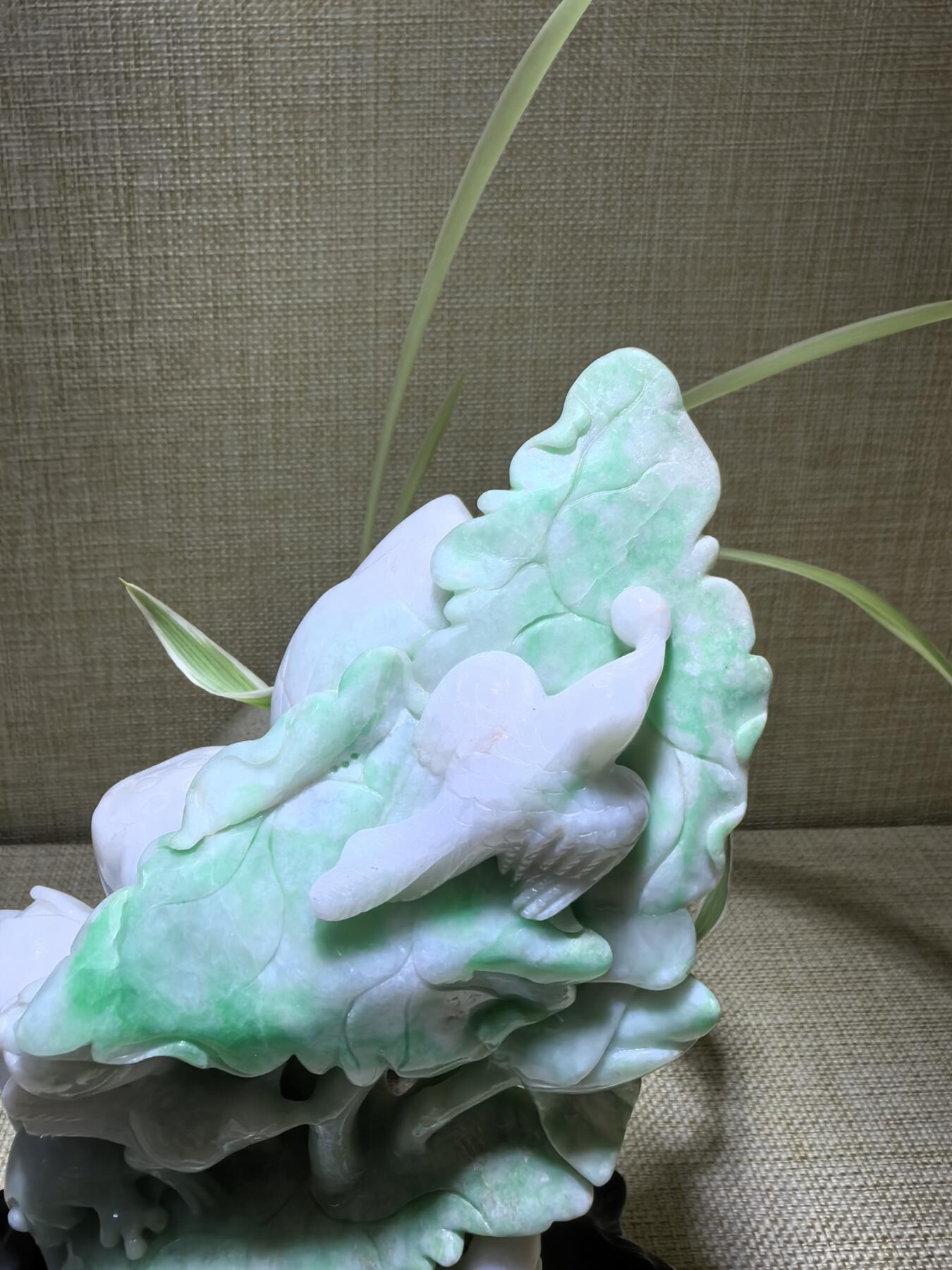 纯天然A货翡翠合家欢喜摆件，双面精雕细刻，色泽鲜艳夺目，寓意吉祥。含底座尺寸：高：18cm宽11cm。