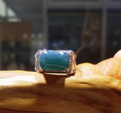 湖水蓝马鞍男戒水润十足，无杂无裂，低调内敛，干净漂亮！裸石尺寸:15mm*9mm圈口:22纯银镶嵌