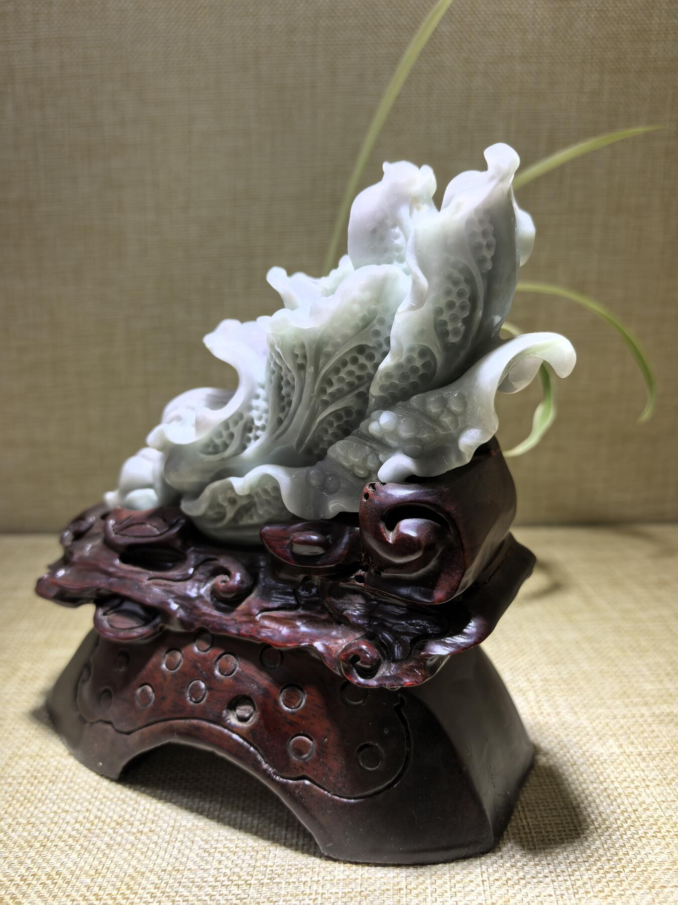 A货翡翠春带彩双色白菜摆件，尺寸含底座:15cm*13cm白菜因其名称谐音“遇百财”而被赋予招财纳福、富贵清白的寓意。附国检证书！