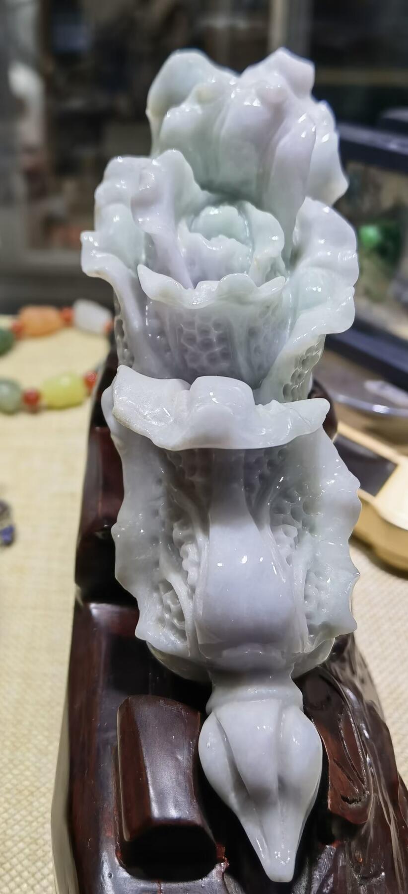 A货翡翠春带彩双色白菜摆件，尺寸含底座:15cm*13cm白菜因其名称谐音“遇百财”而被赋予招财纳福、富贵清白的寓意。附国检证书！