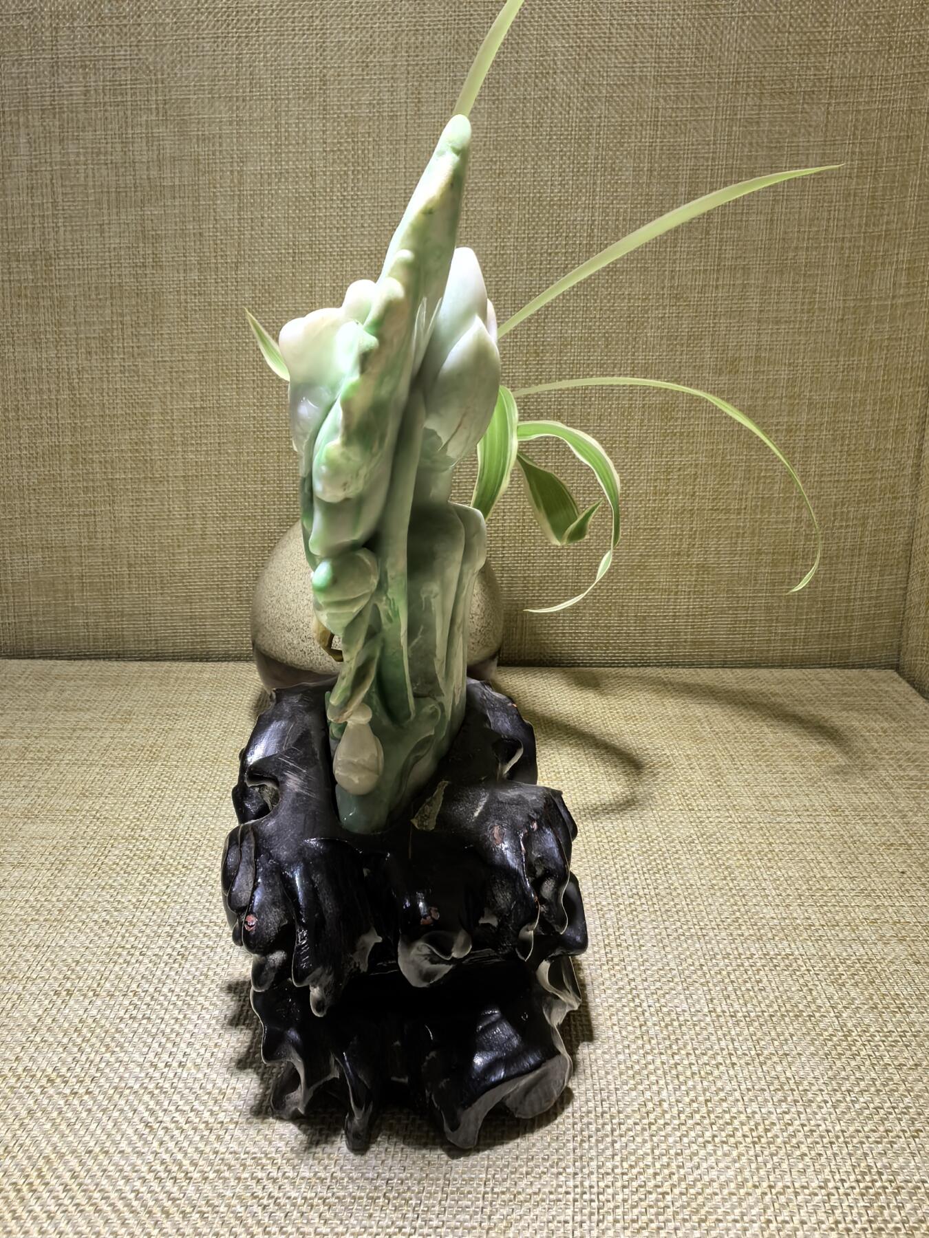 纯天然A货翡翠合家欢喜摆件，双面精雕细刻，色泽鲜艳夺目，寓意吉祥。含底座尺寸：高：18cm宽11cm。