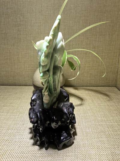 纯天然A货翡翠合家欢喜摆件，双面精雕细刻，色泽鲜艳夺目，寓意吉祥。含底座尺寸：高：18cm宽11cm。