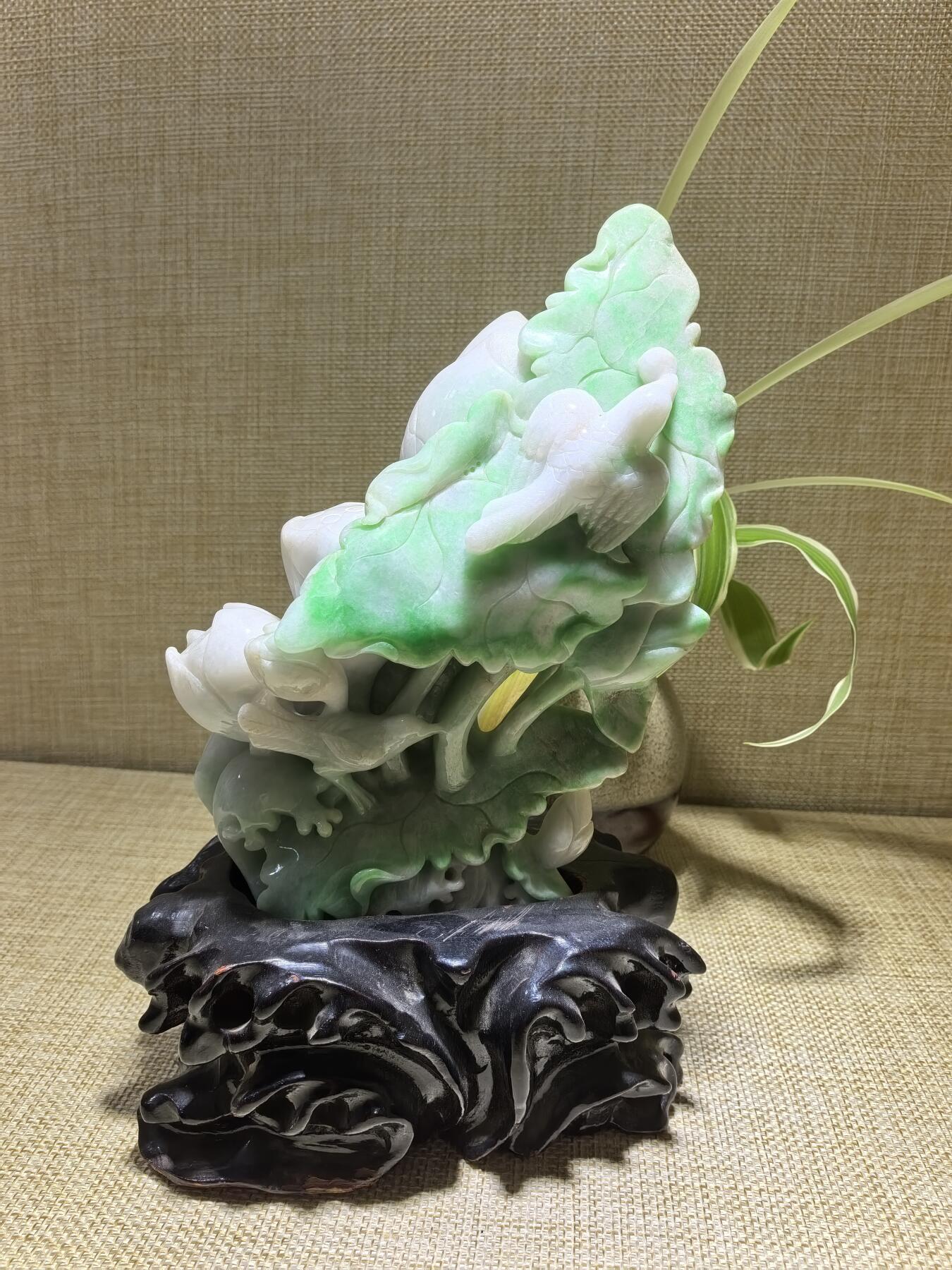 纯天然A货翡翠合家欢喜摆件，双面精雕细刻，色泽鲜艳夺目，寓意吉祥。含底座尺寸：高：18cm宽11cm。