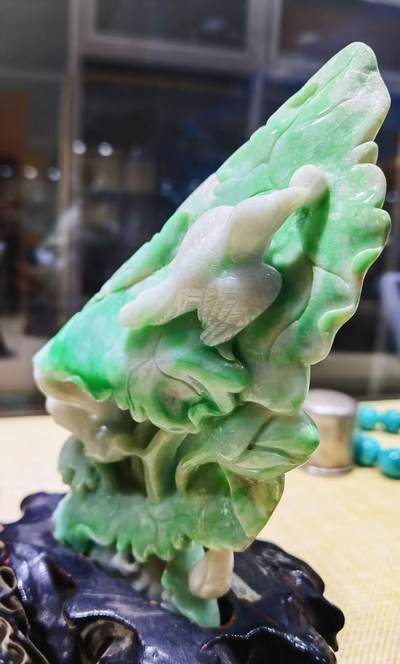 纯天然A货翡翠合家欢喜摆件，双面精雕细刻，色泽鲜艳夺目，寓意吉祥。含底座尺寸：高：18cm宽11cm。