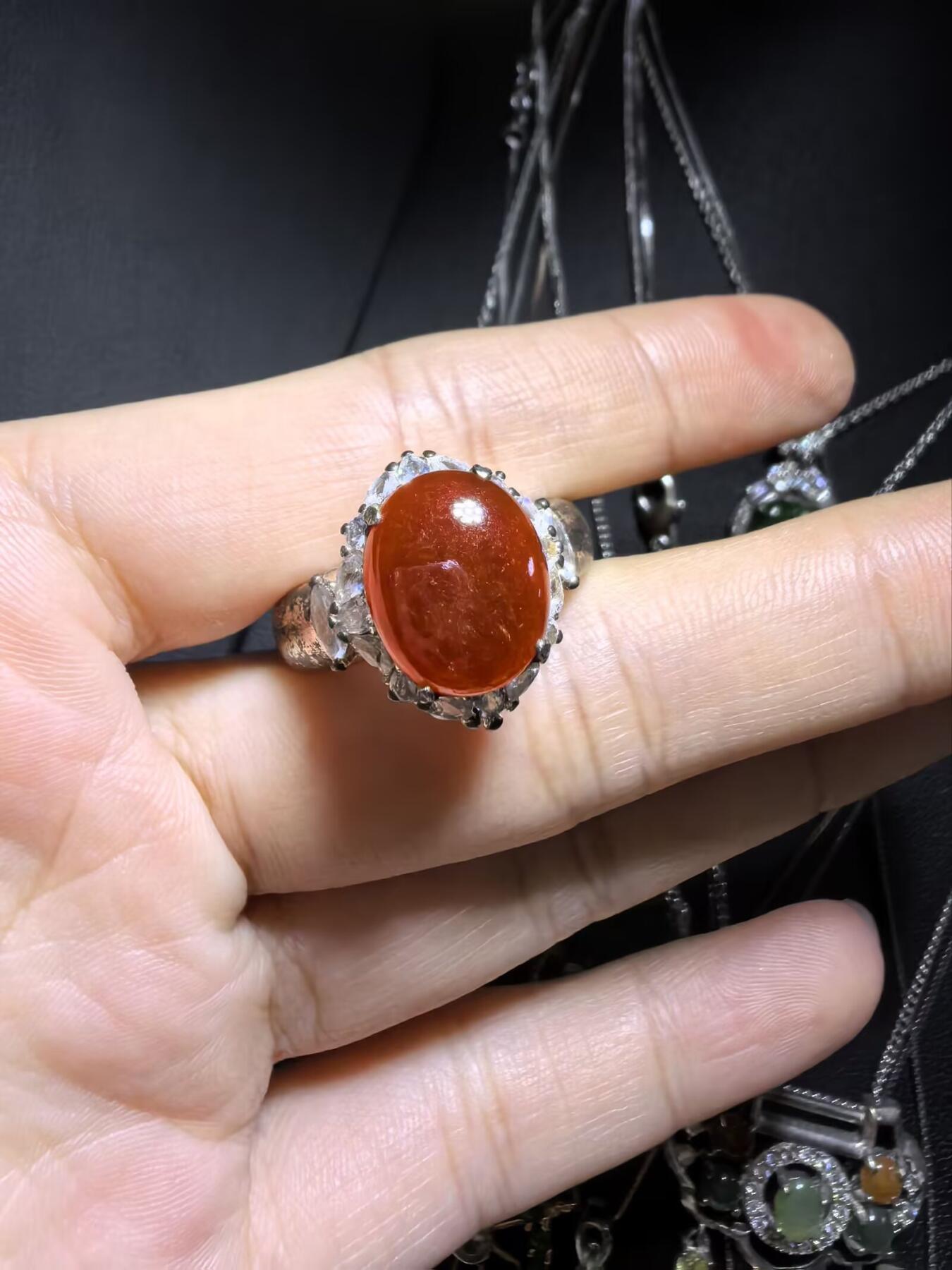 纯天然A货红翡无烧界面，色泽饱满浓郁，实物颜色略深，红红火火，佩戴优雅气质（老缅做铜托只为展示戒面效果）可代镶嵌金。裸石尺寸:1.2cm*1.0cm