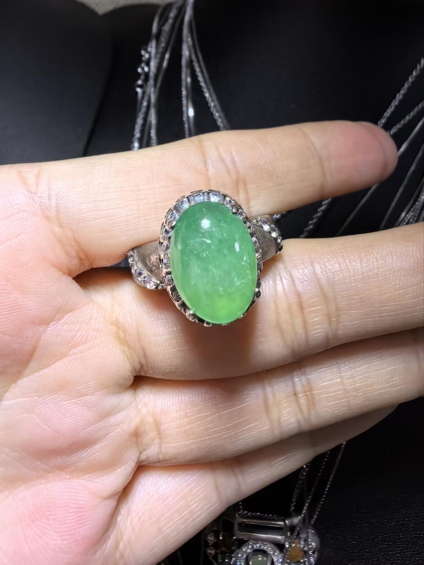 纯天然A货翡翠戒面，冰透水润，色泽饱满浓郁。大气优雅。裸石尺寸：1.4cm*1.0cm（铜托只为突显戒面展示效果）可代镶金。