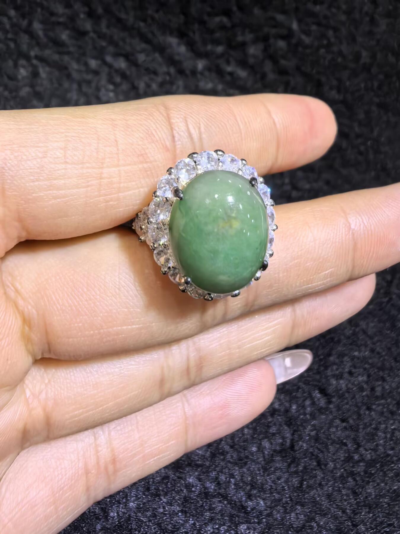 纯天然A货翡翠蛋面女戒，色泽浓郁，沉稳，可代镶金银（老缅简单做铜托只为突显戒面效果）实物实拍，无任何滤镜，所见即所得。裸石尺寸:1.4cm*1.2cm