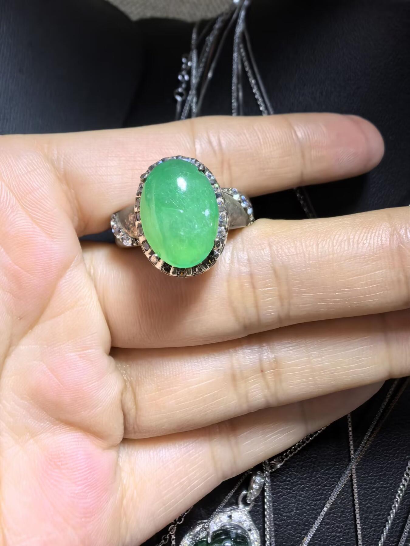 纯天然A货翡翠戒面，冰透水润，色泽饱满浓郁。大气优雅。裸石尺寸：1.4cm*1.0cm（铜托只为突显戒面展示效果）可代镶金。